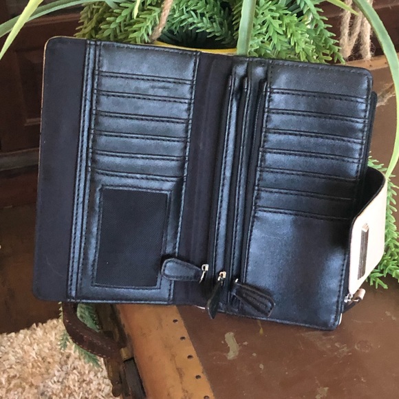 Kenneth Cole Ladies Wallet; neutral sand color perfect for summer! - Picture 3 of 7